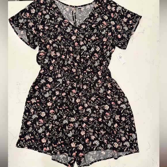 Old Navy Black Floral V-Neck Romper with Pockets NWT - Picture 8 of 16